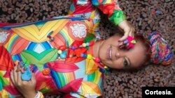 La colección de Linda Fleites incluye prendas de vestir, accesorios y bolsos hechos a mano.