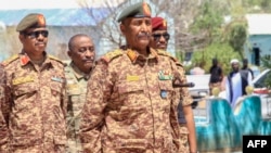 Le chef de l'armée soudanaise Abdel Fattah al-Burhane visite des blessés soignés dans un hôpital de l'État de Gedaref (sud-est), le 10 avril 2024.