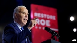 El presidente de Estados Unidos, Joe Biden, habla durante un evento en el campus de la Universidad George Mason en Manassas, Virginia, el 23 de enero cuando fue interrumpido por manifestantes opositores a la guerra en Gaza.