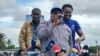 Líder da Renamo, Ossufo Momade, ladeado por Manuel Araújo (esq) e Venâncio Mondlane (dir) na manifestação para "repor" a verdade eleitoral.