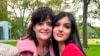 Judith Raanan, à gauche, et sa fille Natalie, 17 ans, lors de sa graduation (photo non datée). Israël a annoncé que les deux femmes américaines ont été libérées le 20 octobre 2023. (Famille Raanan via AP)