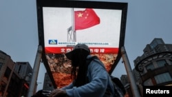 北京街頭巨幅電視屏幕播放中國軍隊東部戰區繞台軍演的新聞。 (2024年5月23日)
