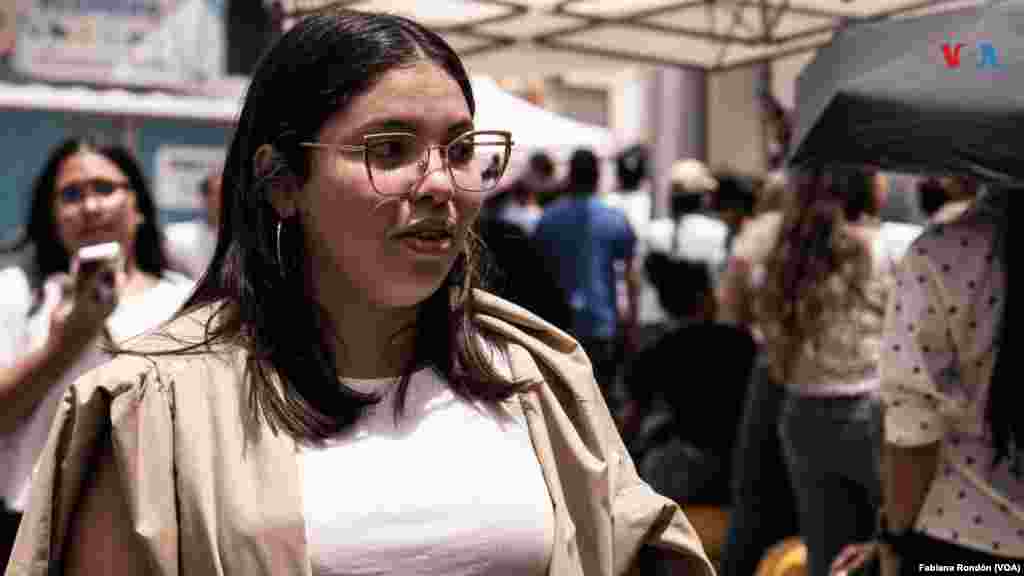 Rosa Arévalo tiene 20 años de edad. No estudia, porque debe trabajar para costear sus gastos. “Estoy aquí con la esperanza de que las cosas cambien. De tener esperanza por una vida mejor, un futuro mejor, calidad de vida, todas esas cosas influyen para estar aquí hoy”. Foto: Fabiana Rondón, VOA.