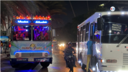 La “chiva rumbera” es un bus Mercedes Benz 1976 con luces, música, karaoke y 40 pasajeros celebrando por Caracas.