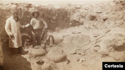 Esta fotografía de alrededor de 1884-1886 del cirujano y naturalista del ejército Edgar Alexander Mearns muestra a dos hombres no identificados, posiblemente el propio Mearns a la derecha, excavando ruinas precolombinas en el valle del río Verde en el centro de Arizona