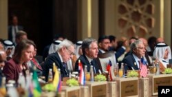 El secretario de Estado de Estados Unidos, Antony Blinken, en el centro, asiste a la conferencia "Llamado a la acción: Respuesta humanitaria urgente para Gaza", en el Mar Muerto, Jordania, el 11 de junio de 2024.