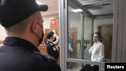ARCHIVO - La periodista ruso-estadounidense de Radio Free Europe/Radio Liberty Alsu Kurmasheva, que está detenida después de ser acusada de violar la ley rusa sobre agentes extranjeros, asiste a una audiencia judicial en Kazán, Rusia, el 1 de abril de 2024.