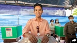 លោក Pita Limjaroenrat មេដឹកនាំគណបក្ស Move Forward បោះឆ្នោតនៅការិយាល័យបោះឆ្នោតមួយកន្លែងនៅរាជធានីបាងកក កាលពីថ្ងៃទី១៤ ខែឧសភា ឆ្នាំ២០២៣។