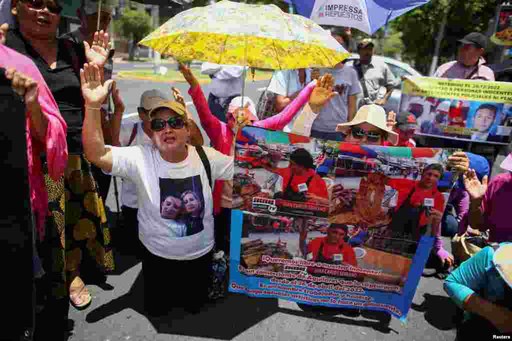Activistas y familiares participan en una protesta para pedirle al gobierno de El Salvador la liberación de personas detenidas durante el régimen de excepción. 