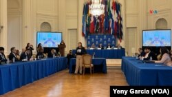 Olga González, muestra la fotografía de su esposo Leonardo González, asesinado en Venezuela en 2017, ante un panel de expertos de la OEA encargado de investigar crímenes de lesa humanidad en ese país, en Washington, el 3 de mayo de 2024.