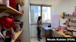 Andrea Simoza, de 33 años, abrió una pequeña tienda de regalos personalizados con el dinero que obtuvo al vender su auto.
