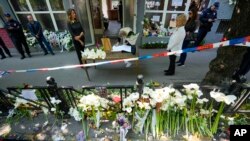 Upisivanje u knjigu žalosti ispred OŠ "Vladislav Ribnikar" u Beogradu, 5. maj 2023.