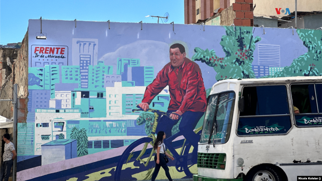 Una pared pintada frente al complejo urbanístico Parque Central, en Caracas, muestra a Hugo Chávez paseando bicicleta.