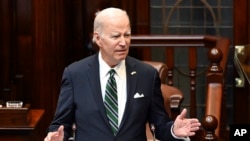 El presidente de EEUU, Joe Biden, habla al Parlamento de Irlanda en Dublín el 13 de abril de 2023.