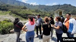 Visita de un equipo de trabajo de Climate Tracker al pueblo El Naranjal, en Bogotá, Colombia. Participantes del Taller sobre pérdidas y daños en la localidad. [Foto Paula Díaz Levi, cortesía para VOA]