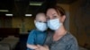 Oksana Halak junto a su hijo Dmytro, de 2 años, en el Instituto Nacional del Cáncer en Kiev, Ucrania, el 10 de julio de 2024. Algunas familias se enfrentan ahora al dilema de dónde continuar el tratamiento de sus hijos, que por ahora han sido evacuados a otros hospitales de la capital ucraniana. (Foto AP/Alex Babenko)