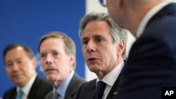 El secretario de Estado de Estados Unidos, Antony Blinken, segundo desde la derecha, se reúne con líderes empresariales, no se muestra, en la Cámara de Comercio de Estados Unidos en Shanghái, China, el 25 de abril de 2024.