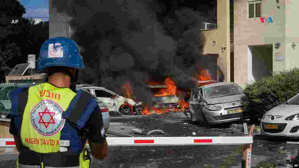 El fuego consumió varios automóviles en Ashkelon, Israel, mientras las autoridades custodian la zona y contribuyen a las labores de evacuación. 