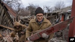 Висновок аналізу відповідного законодавства: не існує жодних юридичних перепон для того, щоб передати Україні мільярди російських грошей, заморожених у західних банках. Фото: AP, зроблено у Часовому Ярі 3 березня 2023 року