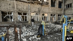 Un hombre camina afuera de una escuela destruida después de un ataque con misiles en Kramatorsk, región de Donbass, el 6 de marzo de 2023.