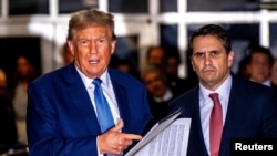 El expresidente estadounidense Donald Trump habla junto a su abogado Todd Blanche al final del día fuera de la sala del tribunal durante su juicio por dinero en secreto en el Tribunal Penal de Manhattan en Nueva York, el 20 de mayo de 2024.