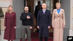 El presidente de Polonia, Andrzej Duda, segundo a la derecha, con su esposa Agata Kornhauser-Duda dan la bienvenida al presidente ucraniano Volodymyr Zelenskyy con su esposa Olena, a la izquierda, en el Palacio Presidencial en Varsovia, Polonia, el miércoles 5 de abril de 2023. 
