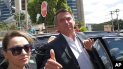 El expresidente brasileño Jair Bolsonaro sale después de dar su testimonio sobre los ataques del 8 de enero a edificios gubernamentales, en la sede de la Policía Federal en Brasilia, el miércoles 26 de abril de 2023.