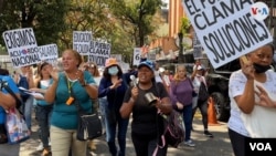 Yamileth Monasterio, educadora, dice que el sueldo que gana "no alcanza ni siquiera para las necesidades básicas". [Foto: Nicole Kolster, VOA]