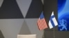 Bendera AS dan Finlandia terlihat di Kementerian Luar Negeri di Helsinki, Finlandia, 2 Juni 2023. (Foto: Lehtikuva/via REUTERS)