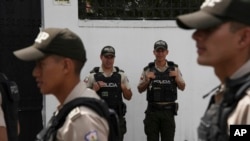 ARCHIVO - Miembros de la policía apostados frente a la embajada de México ante Ecuador después de que el expresidente Jorge Glas se instalara en ella en busca de asilo, el 18 de diciembre de 2023.