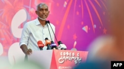 Presiden terpilih Maladewa Mohamed Muizzu dari Partai Kongres Nasional Rakyat (PNC) menyampaikan pidato dalam pertemuan dengan para pendukungnya setelah pemilihan presiden negara itu, di Male pada 2 Oktober 2023. (Foto: AFP)