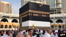 Para jemaah haji bergerak mengelilingi Ka'bah di Mekah, pada 24 Juni 2023, di saat jutaan umat Muslim dari seluruh dunia mulai berdatangan ke Mekah untuk melaksanakan ibadah haji. (Fot: AFP/Sajjad Hussain)