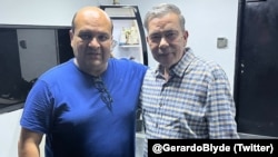 El periodista Roland Carreño (izquierda8) junto a Gerardo Blyde, coordinador de la delegación negociadora de la oposición de Venezuela.
