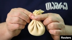 A cook demonstrates the preparation of the traditional Georgian dish Khinkali at a restaurant in Tbilisi, Georgia, April 11, 2023. (REUTERS/Irakli Gedenidze)