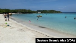 Turistas disfrutan de la playa en el cayo Playuela en el estado Falcón, en el occidente de Venezuela, la tarde del jueves 24 de agosto de 2023.