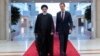 Presiden Suriah Bashar Assad (kanan) menyambut tamunya, Presiden Iran Ebrahim Raisi di istana kepresidenan di Damaskus, Suriah, hari Rabu (3/5). 