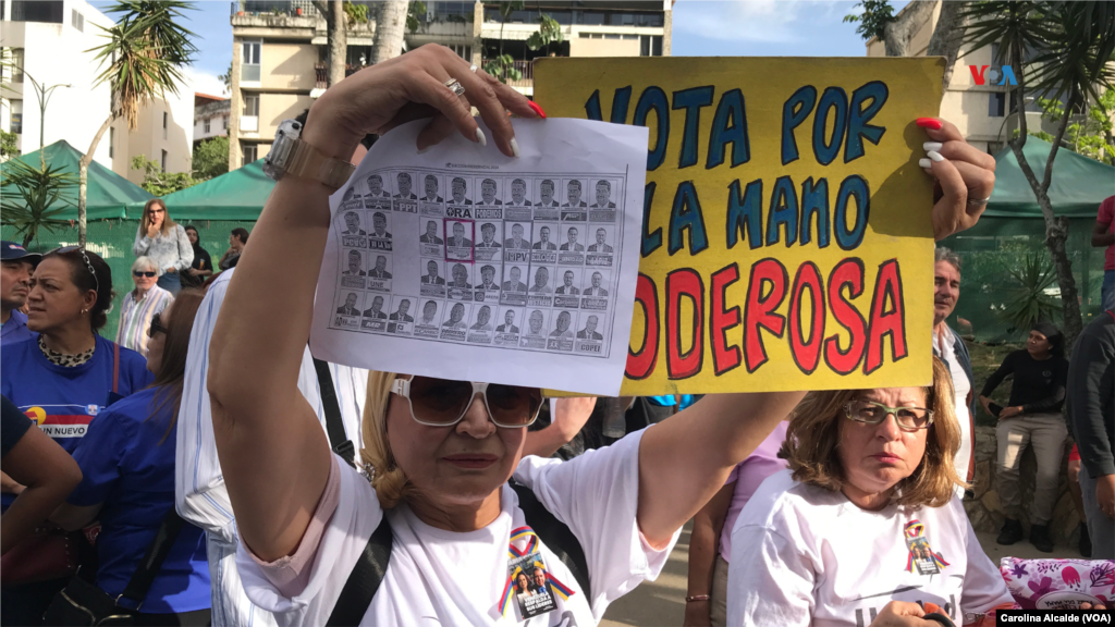 La militancia opositora elabora carteles artesanales que buscan orientar e informar a los ciudadanos sobre cómo votar. La líder, María Corina Machado, ha recorrido Venezuela dando a conocer al embajador retirado, Edmundo González Urrutia. 