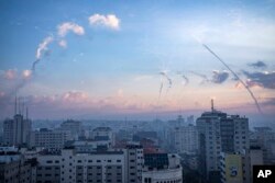 Se disparan cohetes hacia Israel desde Gaza, el 7 de octubre de 2023.
