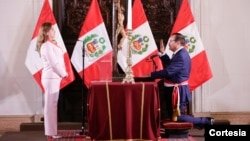 La presidenta de Perú, Dina Boluarte, tomó juramento a seis nuevos ministros de Estado. [Foto: Cortesía Presidencia de Perú]