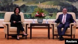 美國商務部長吉娜·雷蒙多（Gina Raimondo）與中國國務院總理李強在北京人大會堂舉行會晤。（2023年8月29日）