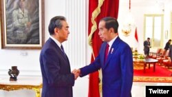 លោកប្រធានាធិបតី Jokowi ទទួលស្វាគមន៍រដ្ឋមន្ត្រីការបរទេសចិនលោក Wang Yi កាលពីថ្ងៃទី១៨ ខែមេសា ឆ្នាំ២០២៤។ (Twitter/@Menlu_RI)