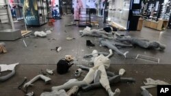 Maniquíes esparcidos por el piso de una tienda minorista saqueada por turbas en Filadelfia el 27 de septiembre de 2023.