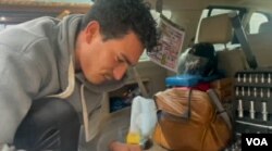 El migrante venezolano John Martínez, que llegó hace tres meses a Nueva York, sueña con tener su propio local para instalar su taller de reparación de motocicletas. [Captura de pantalla del video de Ángela González]