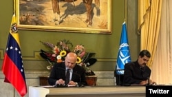 El fiscal de la CPI, Karim Khan y el presidente Nicolás Maduro firman un memorando de entendimiento para establecer una oficina en Caracas, el viernes 9 de junio de 2023.