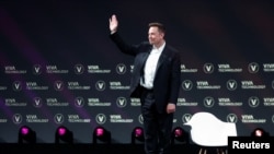 Elon Musk, director ejecutivo de SpaceX y Tesla y propietario de X, hace un gesto mientras asiste a la conferencia Viva Technology dedicada a la innovación y las nuevas empresas en el centro de exposiciones Porte de Versailles en París, el 16 de junio de 2023.