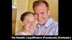 En esta imagen, captura de pantalla de un video, Davy y Natalie Lloyd. Los misioneros cristianos que fueron asesinados en Haití el jueves 24 de mayo de 2024 en Haití luego de haber sido secuestrados. [Foto vía Natalie Lloyd/Reuters (Facebook).