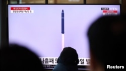 한국 서울역에 설치된 TV에서 지난달 16일 북한의 탄도미사일 발사 관련 뉴스가 나오고 있다.