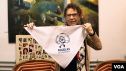 Buscarita Roa sostiene un emblemático pañuelo blanco que representa a las Abuelas de Plaza de Mayo. [Foto: Lisandro Concatti]