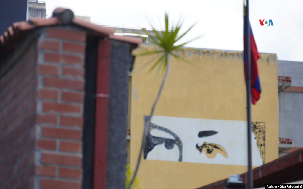 Los ojos de Chávez se han pintado en todos los desarrollos habitacionales construidos por el gobierno que forman parte de la llamada Misión Vivienda. 