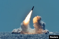 미 해군의 오하이오급 탄도미사일잠수함인 USS 네브라스카에서 트라이던트 II D5 탄도미사일을 시험발사하고 있다.